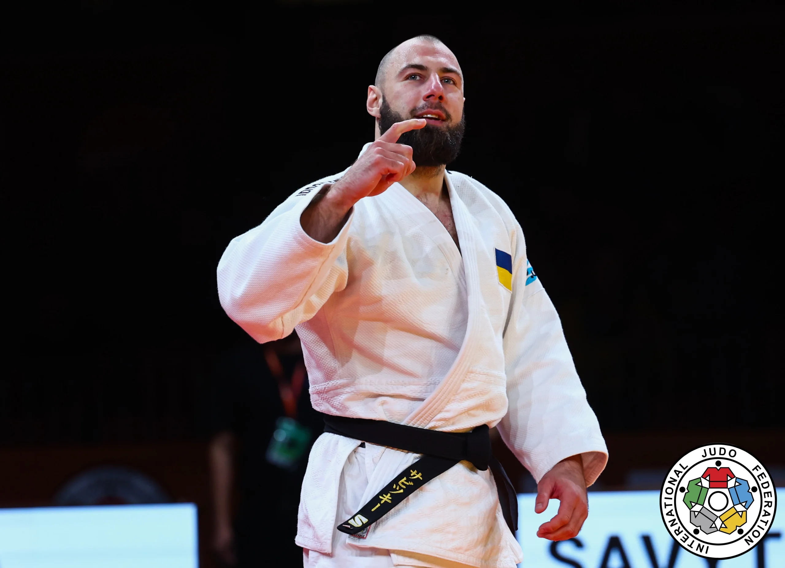 Український дзюдоїст у білому кімоно святкує перемогу на турнірі Grand Prix в Лінці