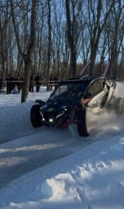 Баггі на засніженій трасі під час 1 етапу Чемпіонату України з кантрі кросу в Кіровоградській області