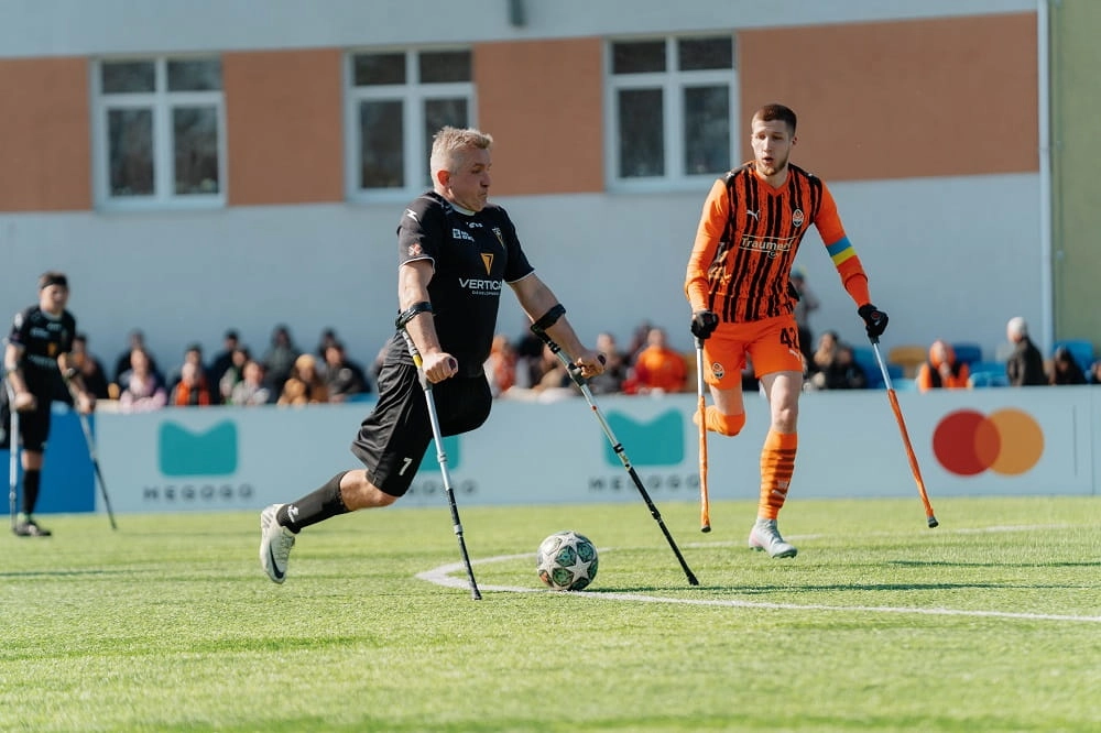 Футболіст на милицях веде м'яч на полі під час Кубка України з ампфутболу 2026 року