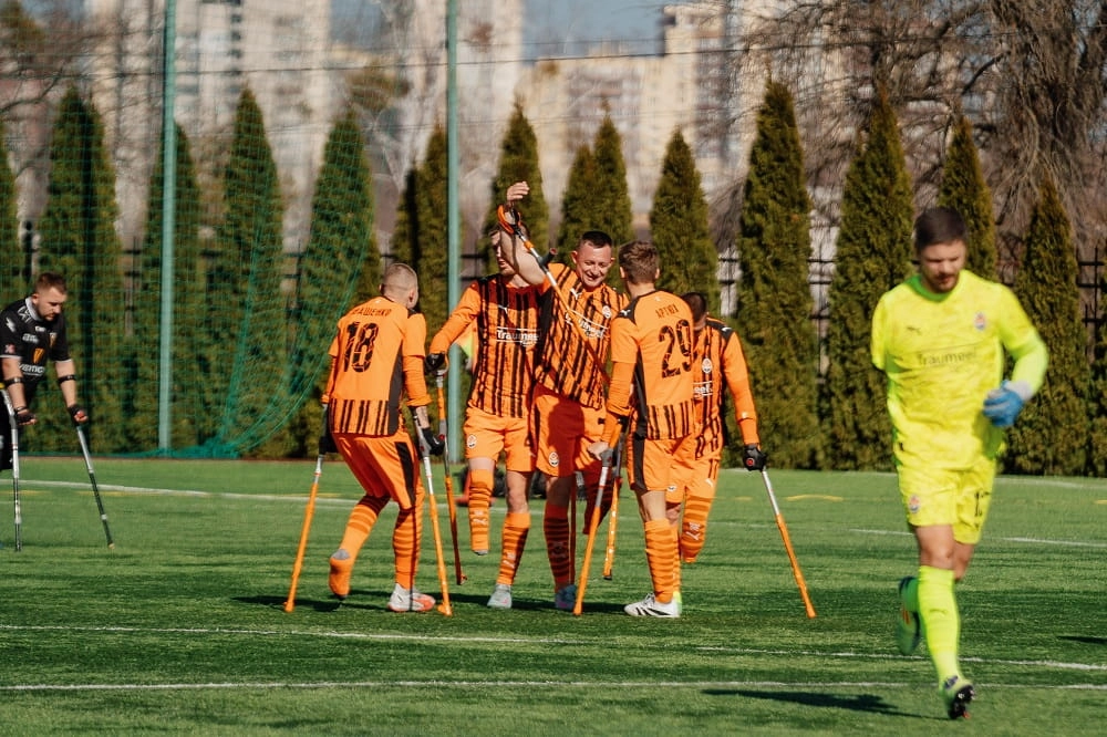 Футболісти в помаранчевій формі святкують гол на Кубку України з ампфутболу 2026 року