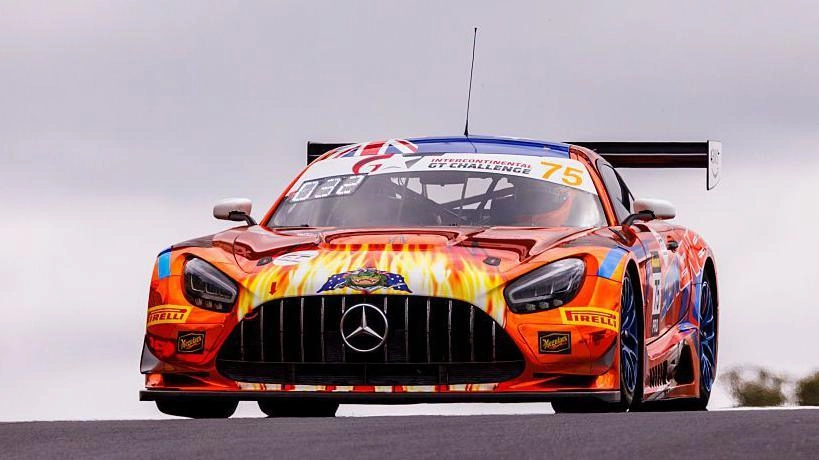 Яскравий гоночний автомобіль Mercedes AMG GT на трасі з номером 75 на капоті