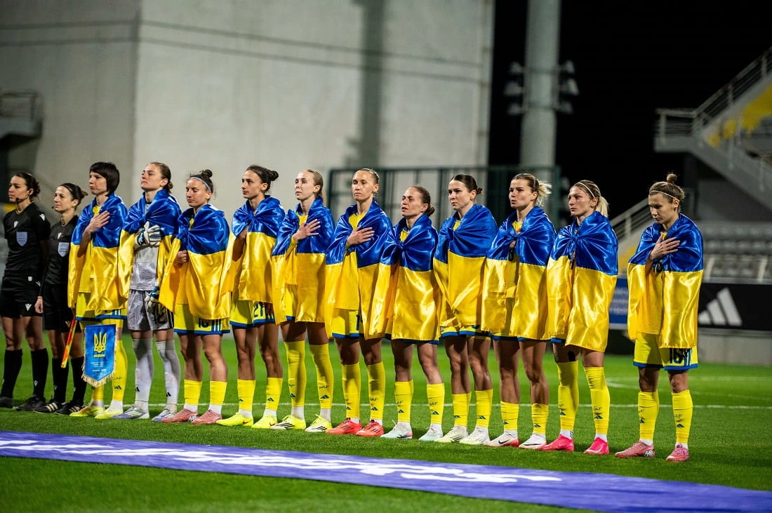 Футболістки збірної України в жовто-синіх формах стоять на полі перед матчем проти Іспанії