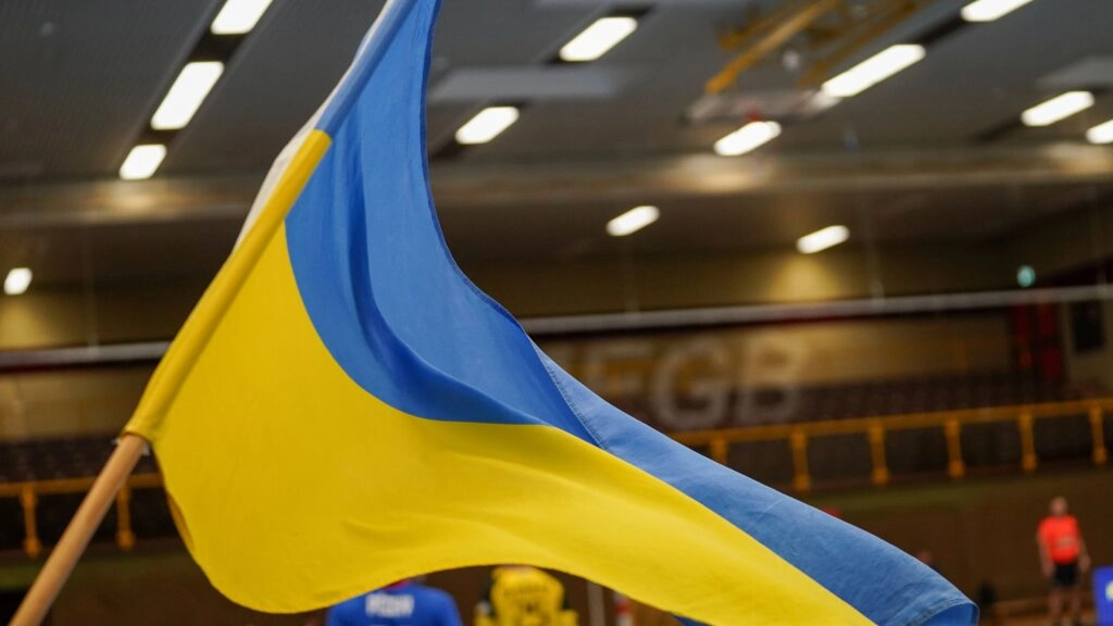 Український прапор майорить на трибунах під час матчу гандбольної збірної України проти Словаччини