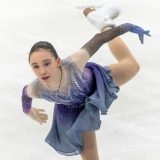 Юна фігуристка виконує складний елемент на льоду під час змагань в Одесі