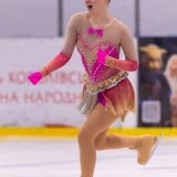 Фігуристка у яскравому костюмі виконує елемент на льоду під час змагань в Одесі