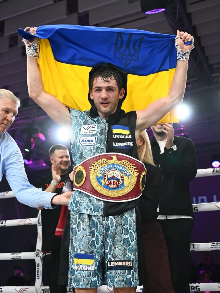 Боксер Данило Заморило з українським прапором та чемпіонським поясом WBO після перемоги у Львові