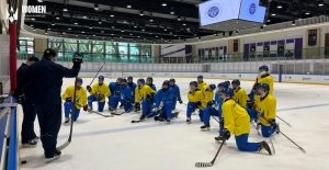Хокеїстки жіночої збірної України слухають тренера на льодовій арені в Гонконзі під час тренування