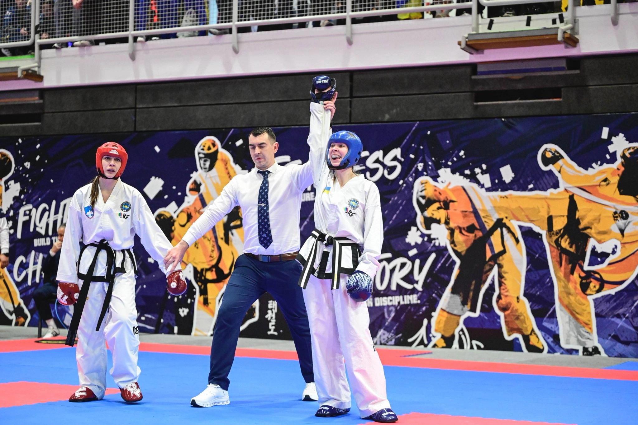 Українська спортсменка святкує перемогу на Чемпіонаті Європи з Таеквон-До 2026 у Маріборі