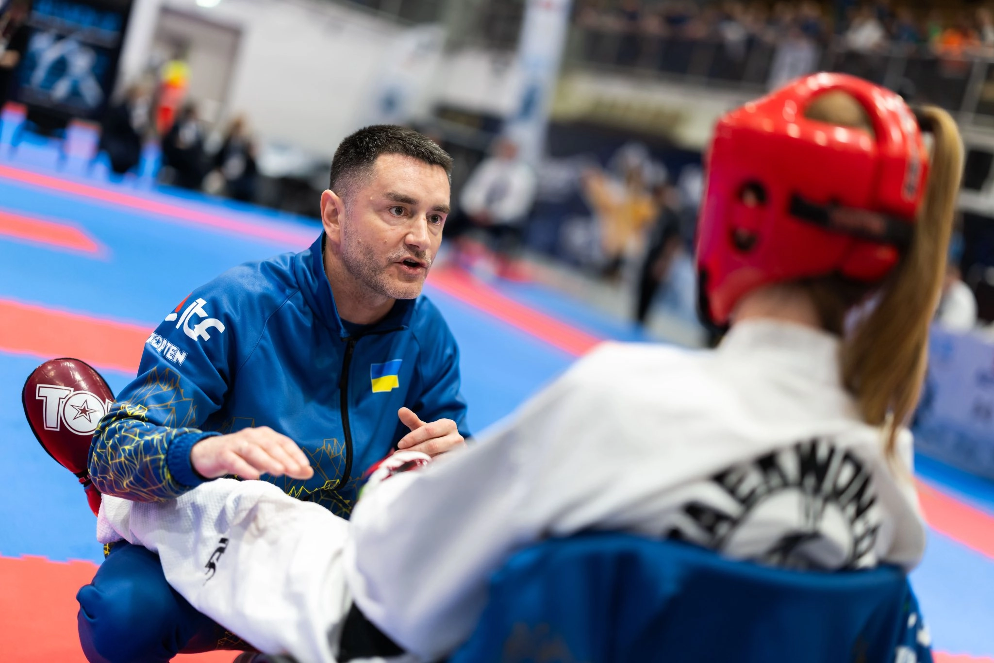 Тренер збірної України з Таеквон-До дає вказівки спортсменці на чемпіонаті Європи 2026 у Маріборі
