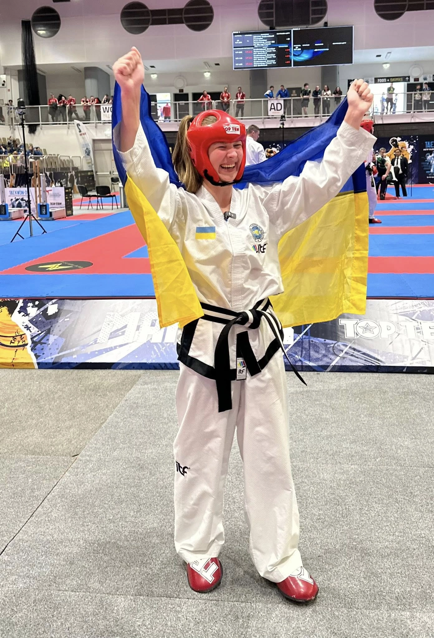 Українська спортсменка святкує перемогу на Чемпіонаті Європи з Таеквон-До 2026 у Маріборі