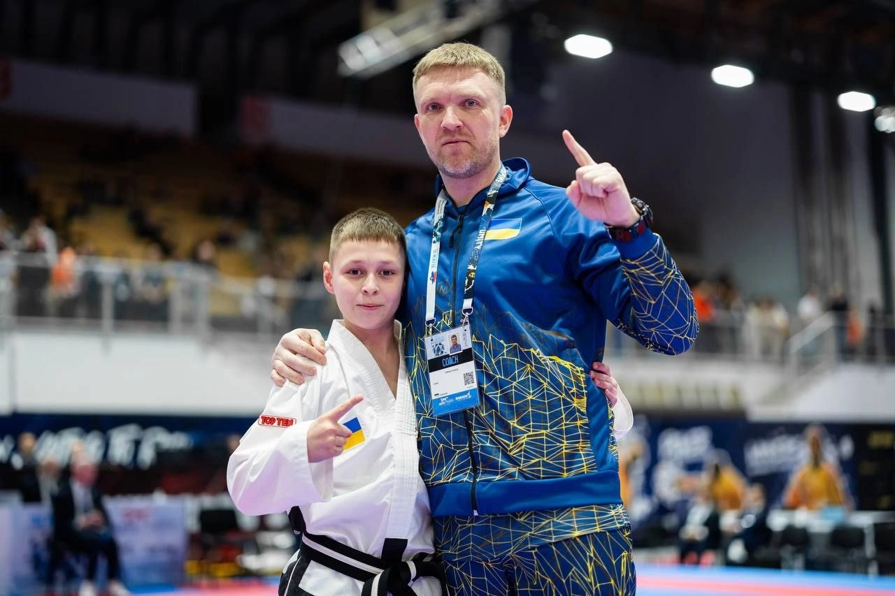 Український спортсмен та тренер святкують перемогу на Чемпіонаті Європи з Таеквон-До 2026 у Маріборі