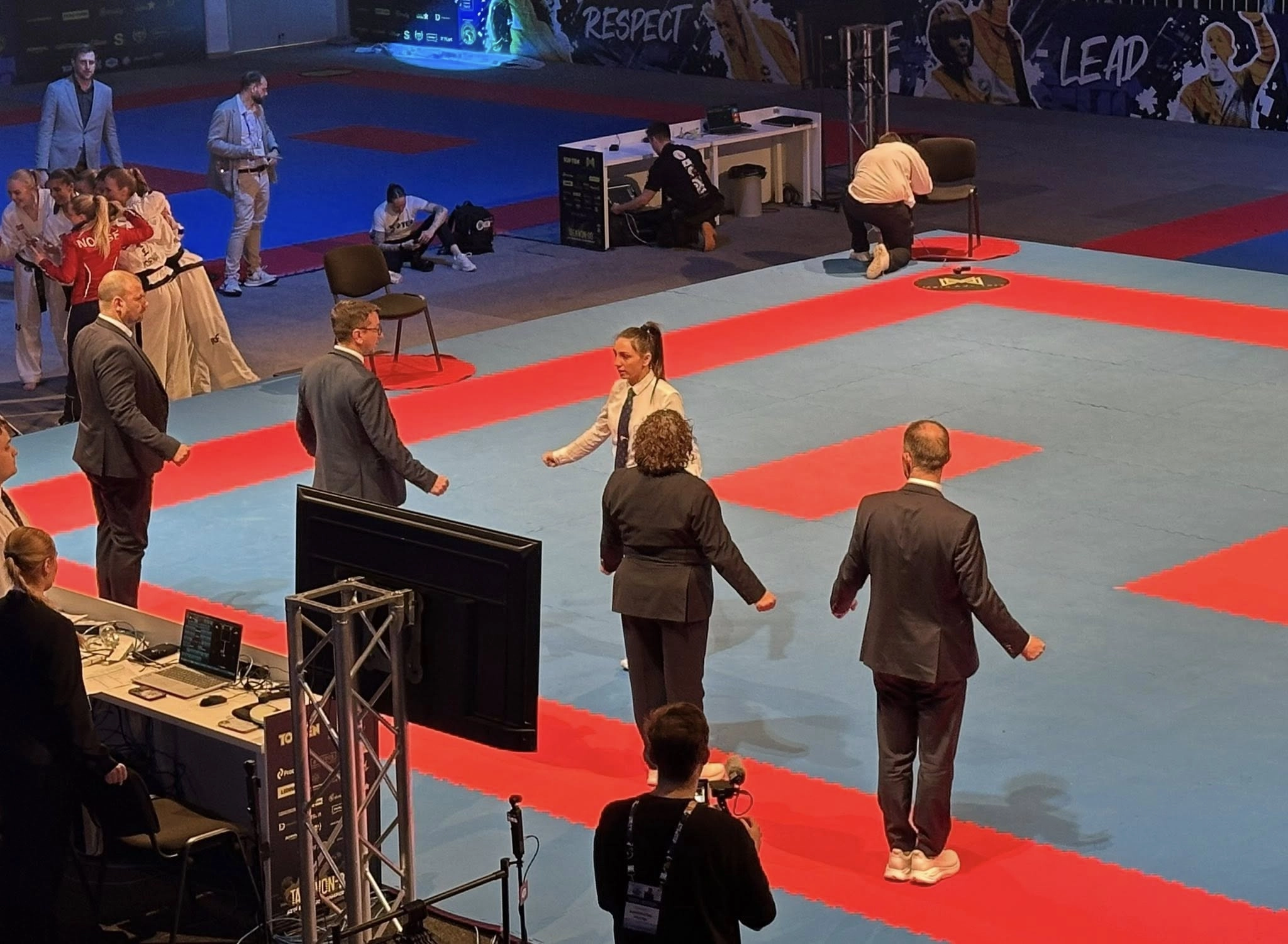 Судді на Чемпіонаті Європи з Таеквон-До AETF 2026 у Маріборі, Словенія, обговорюють виступи