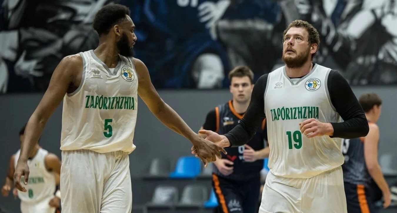 Гравці БК Запоріжжя під час матчу Суперліги GGBET у Дніпрі, де команда проводить домашні ігри