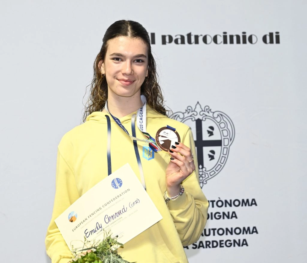 Емілі Конрад з бронзовою медаллю на чемпіонаті Європи U-23 у Кальярі, Італія, 2023