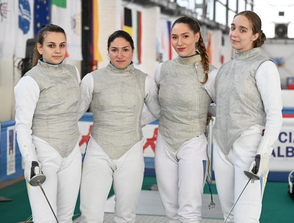 Українські рапіристки на молодіжному чемпіонаті Європи 2023 у Кальярі після змагань