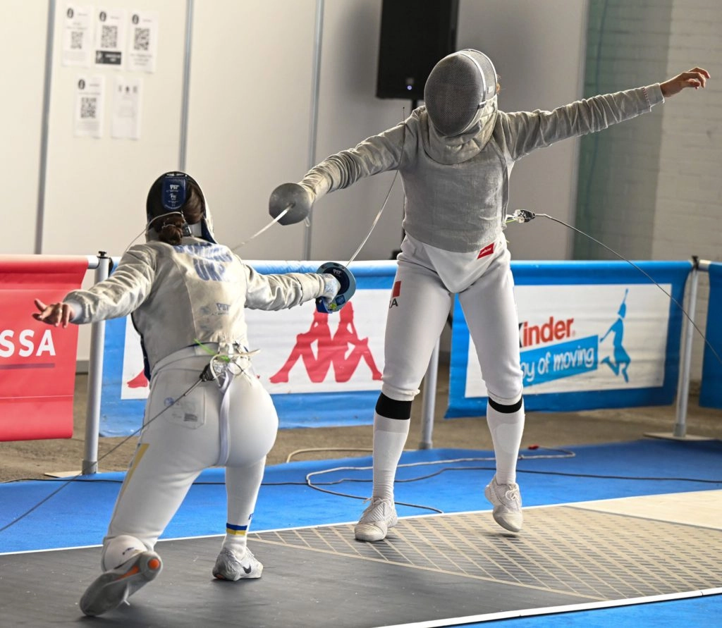 Українська рапіристка атакує суперницю на молодіжному чемпіонаті Європи у Кальярі 2023