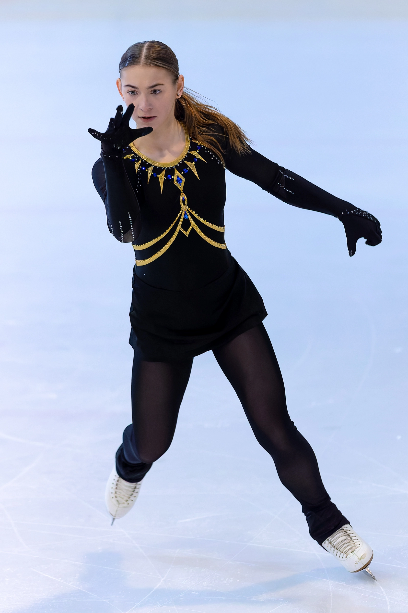 Фігуристка виконує програму на Чемпіонаті України в Богуславі, демонструючи складні елементи