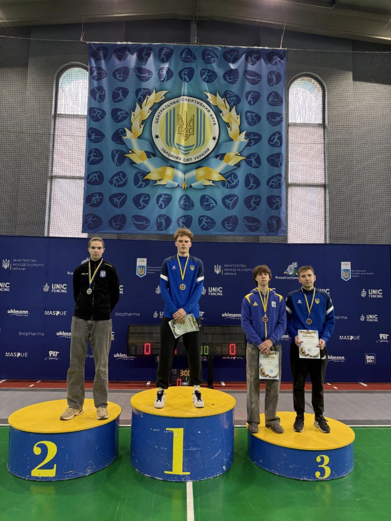Данііл Скороход та призери чемпіонату України з фехтування на шаблях U-23 на п'єдесталі пошани