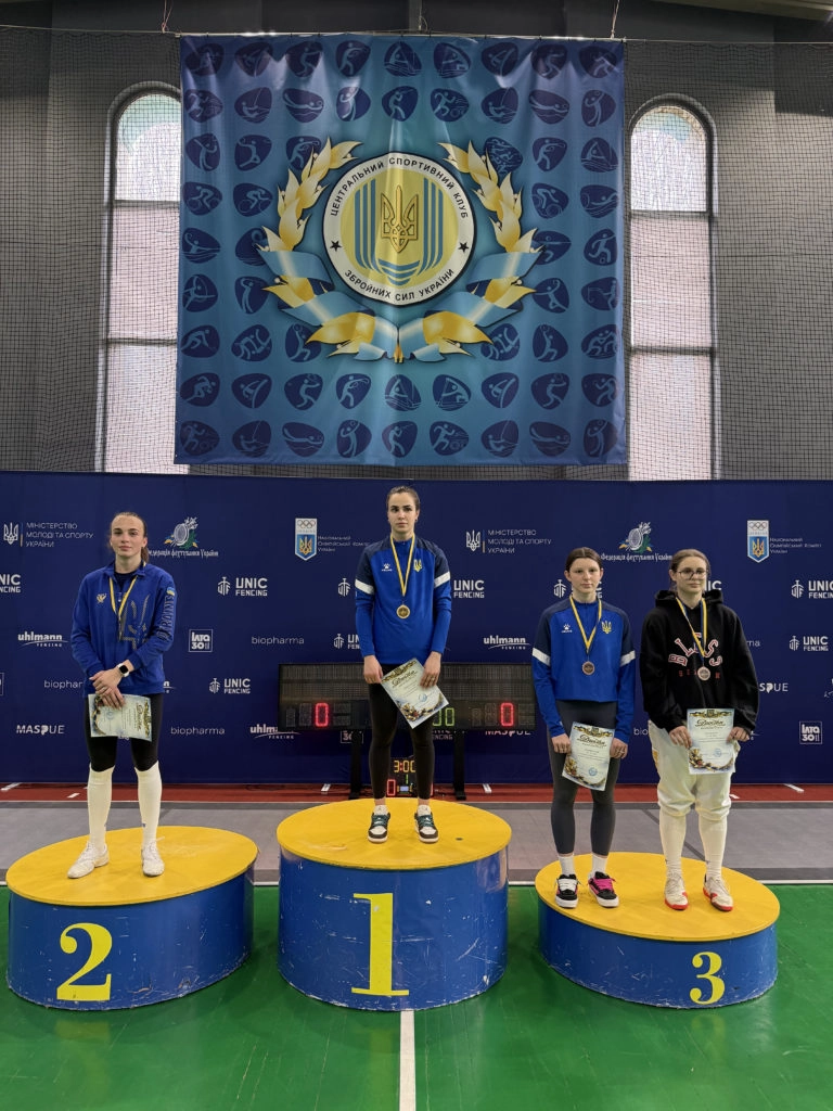 Переможниці чемпіонату України з фехтування U-23 на п'єдесталі в спорткомплексі ЦСК ЗСУ Київ