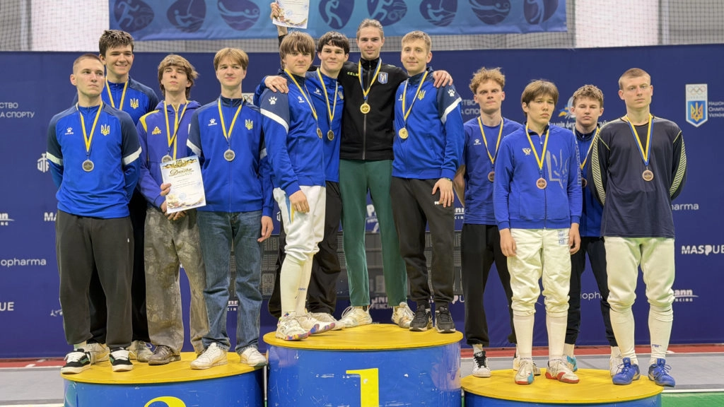 Чоловіча команда Києва святкує перемогу на чемпіонаті України з фехтування на шаблях U-23