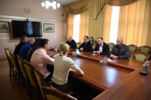 Керівництво ФЛАУ та Надім Хан обговорюють розвиток легкої атлетики в Україні під час зустрічі в Мукачеві