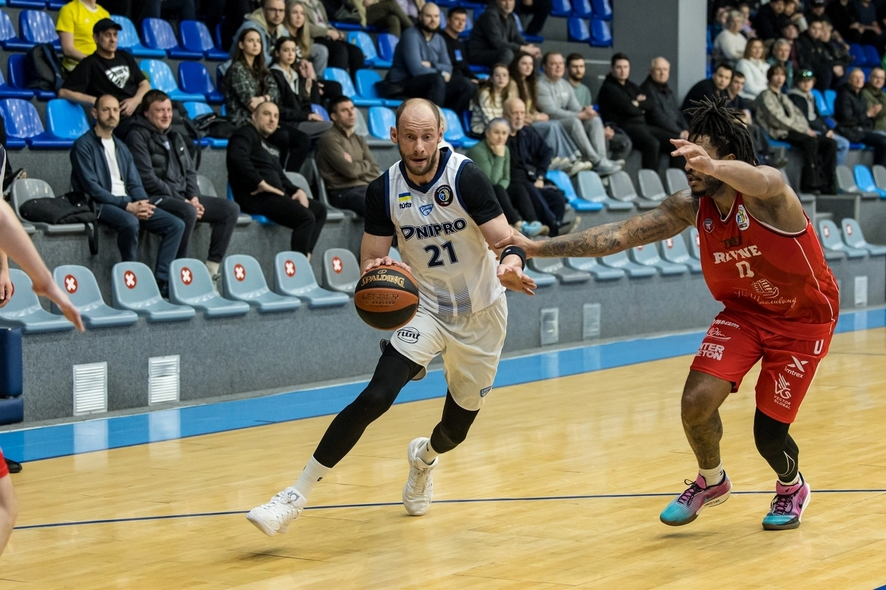 Гравець Дніпра атакує під час півфіналу Суперліги GGBET проти Рівного, квітень 2023