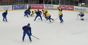 Тренування збірної України з хокею в Польщі перед чемпіонатом світу, команди «сині» проти «жовтих