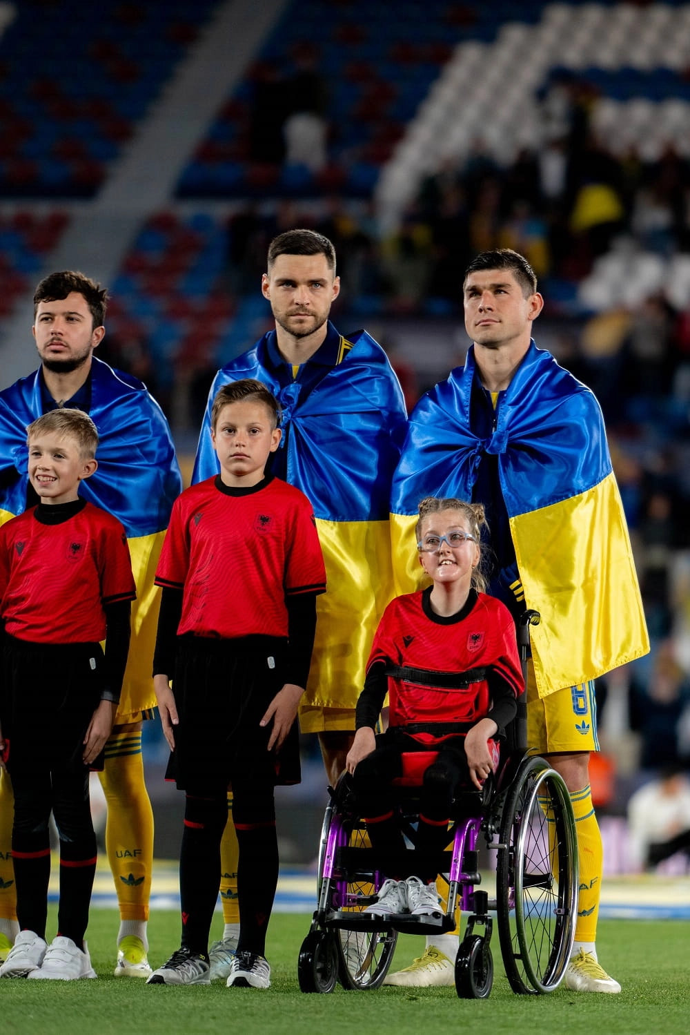 Футболіст Руслан Маліновський з Дзвінкою Гаврилишин на полі перед матчем Україна — Албанія