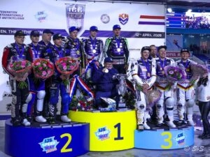 Збірна Фінляндії святкує перемогу на Чемпіонаті світу FIM Льодовий спідвей Націй у Херенвені 2020