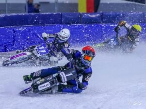 Ніклас Свенссон веде заїзд на Чемпіонаті світу FIM Льодовий спідвей Націй у Херенвені 2023