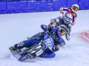 Гонщики збірних Швеції та Фінляндії на фіналі Чемпіонату світу з льодового спідвею в Херенвені