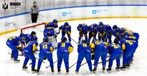 Жіноча збірна України з хокею в синьо-жовтій формі готується до матчу на льодовій арені