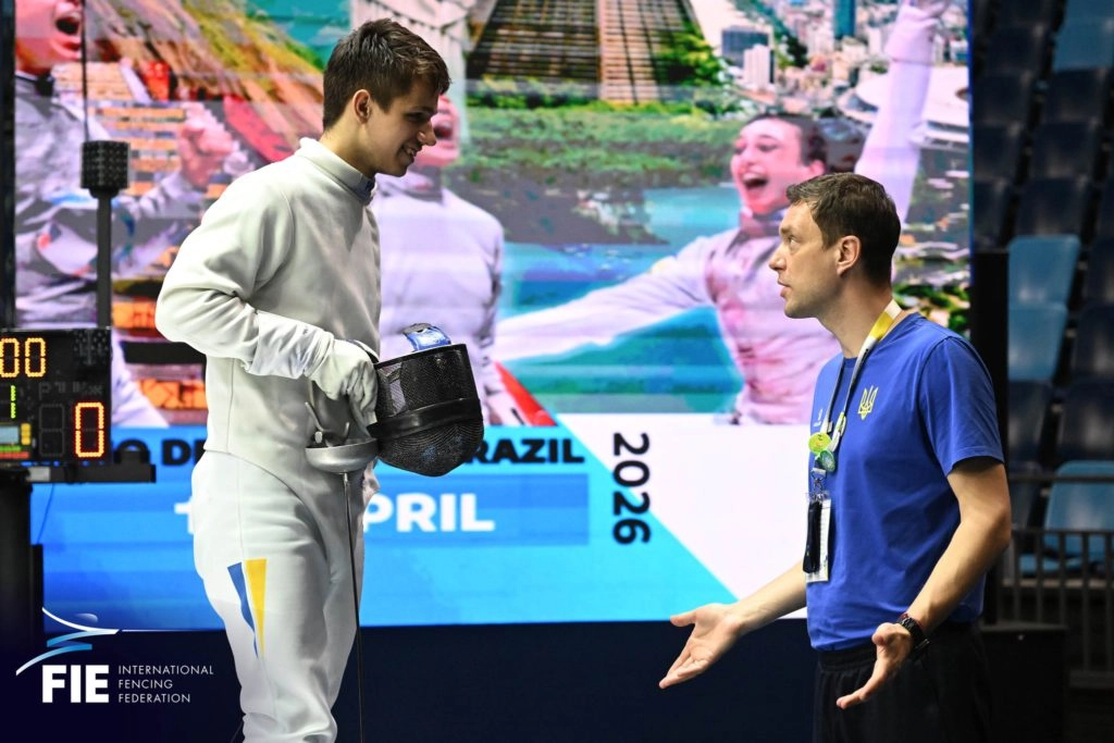 Олександр Стабніков та тренер обговорюють стратегію на чемпіонаті світу з фехтування у Ріо-де-Жанейро