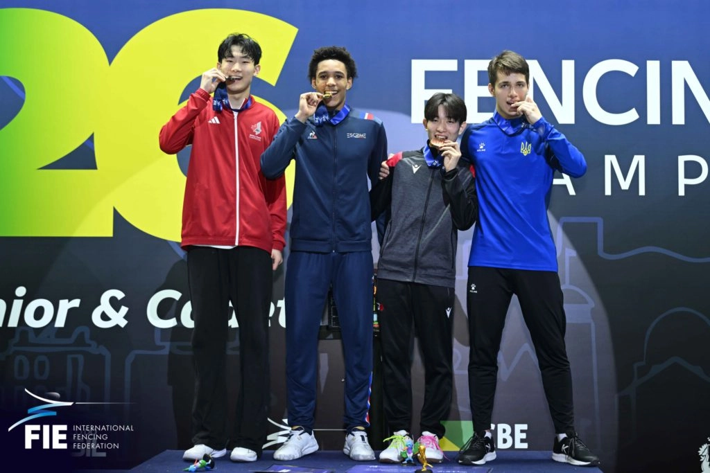 Олександр Стабніков на п'єдесталі чемпіонату світу з фехтування серед кадетів у Ріо-де-Жанейро