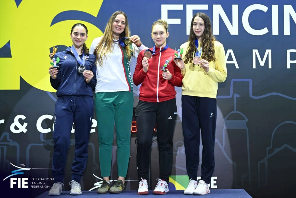 Аліна Дмитрук на п'єдесталі з бронзовою медаллю чемпіонату світу з фехтування в Ріо-де-Жанейро