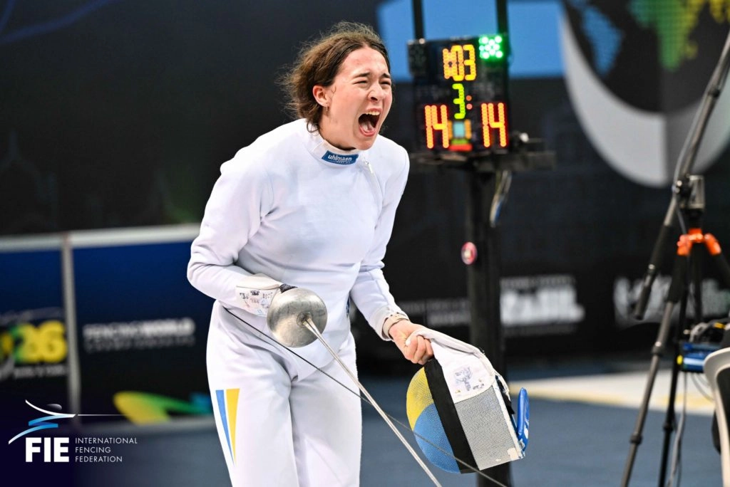 Аліна Дмитрук святкує перемогу на чемпіонаті світу з фехтування серед кадетів у Ріо-де-Жанейро