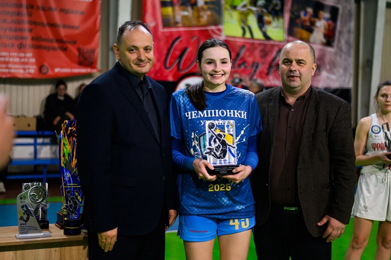 Кристина Філевич з Будівельника отримує нагороду MVP жіночої Суперліги після перемоги в Івано-Франківську
