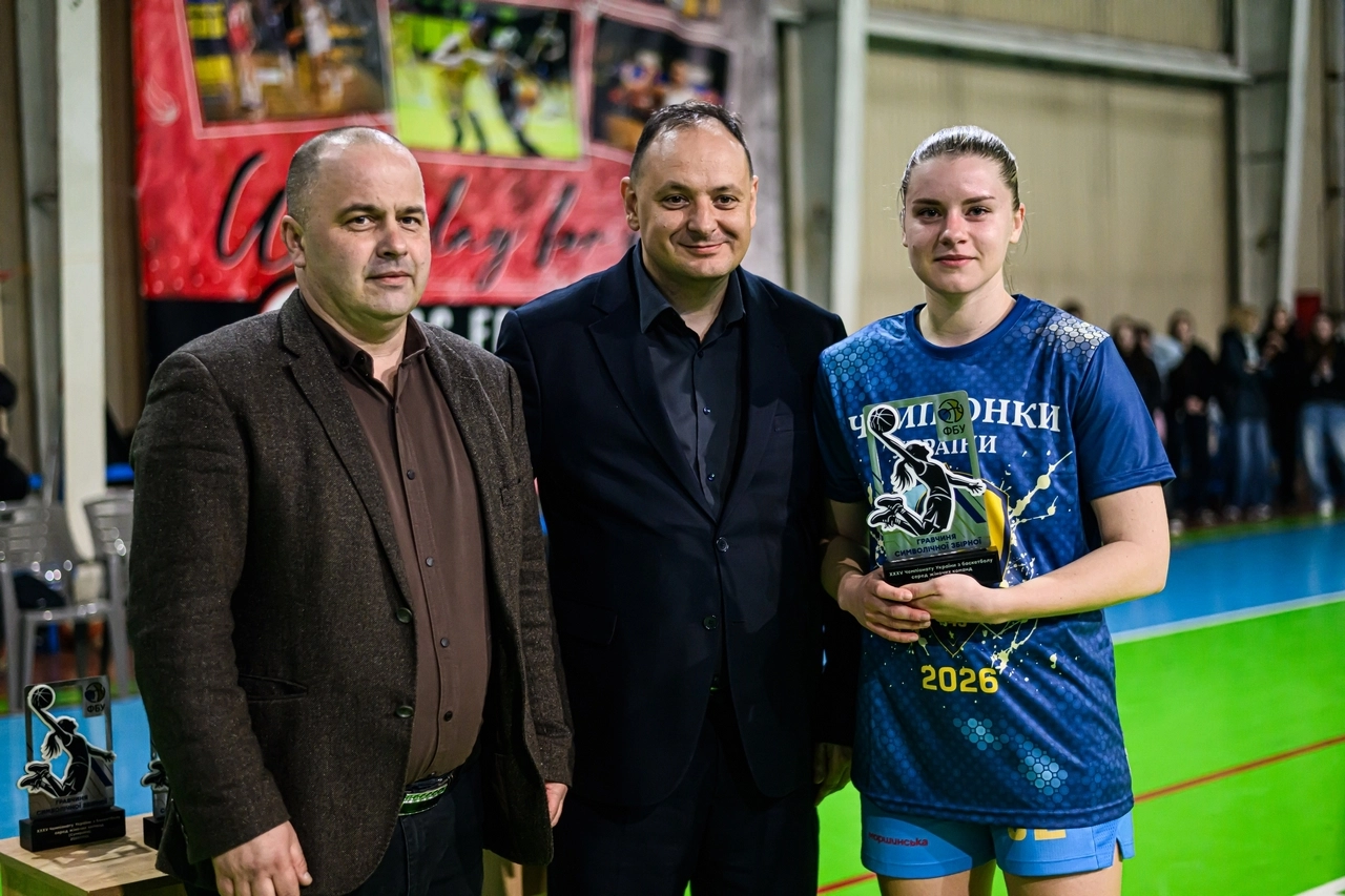 Кристина Філевич з нагородою MVP після перемоги Будівельника у фіналі жіночої Суперліги в Івано-Франківську