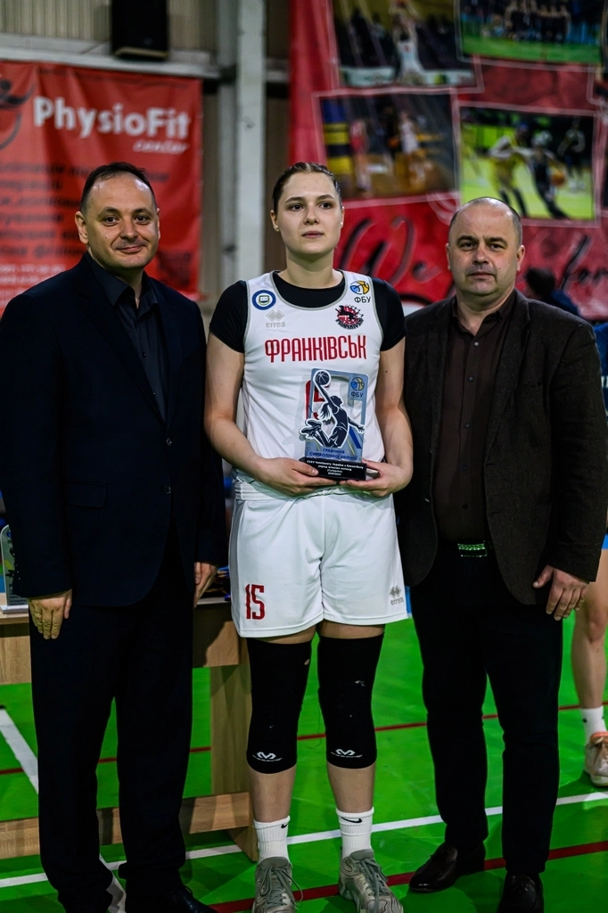 Кристина Філевич з нагородою MVP після перемоги Будівельника у фіналі жіночої Суперліги в Івано-Франківську