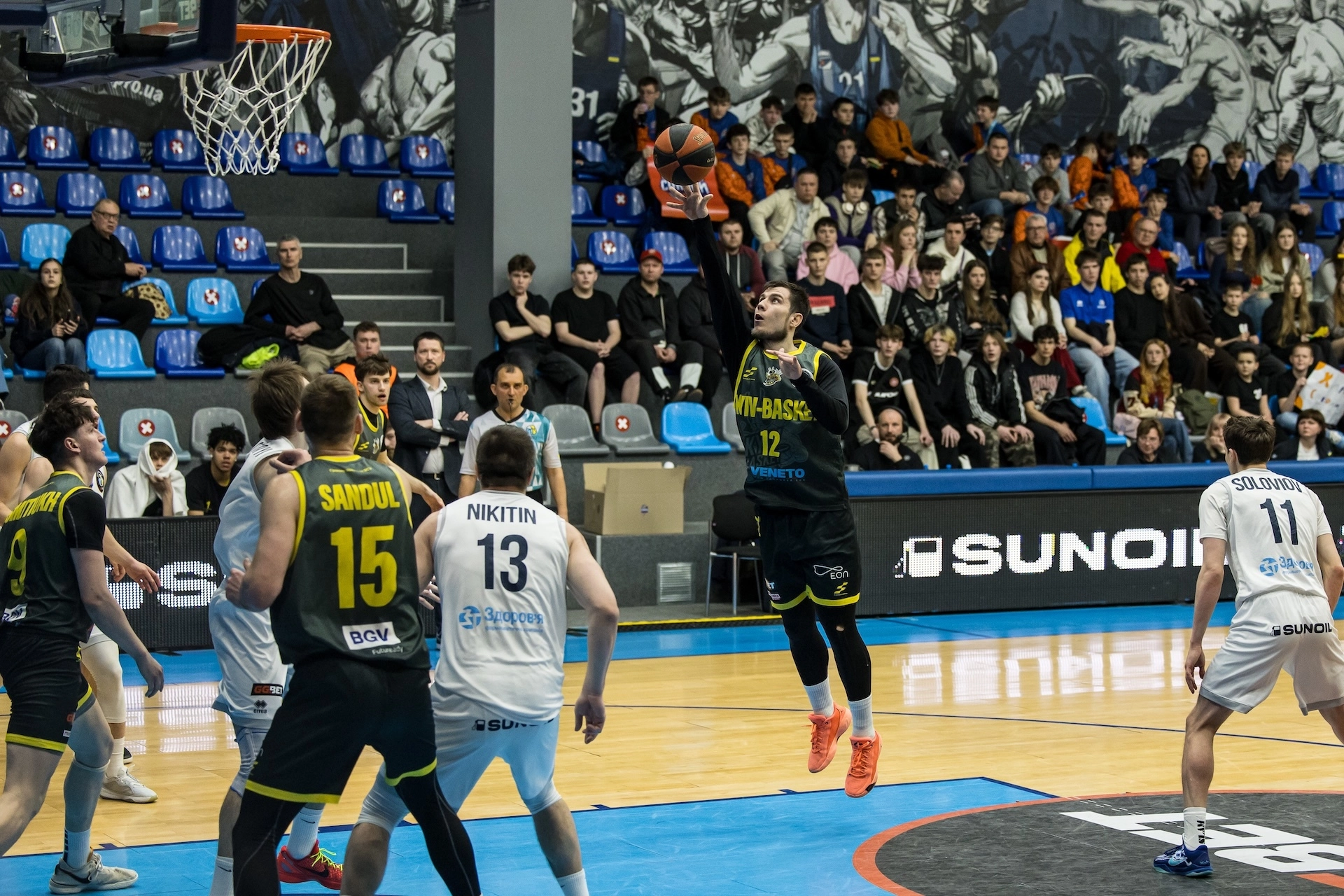 Єгор Сушкін з Київ-Баскет виконує кидок у півфіналі Суперліги GGBET проти Харківських Соколів