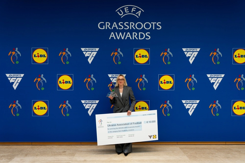 Олена Балбек отримує золоту нагороду UEFA Grassroots Awards 2025/26 за проєкт «Ліга Дужих