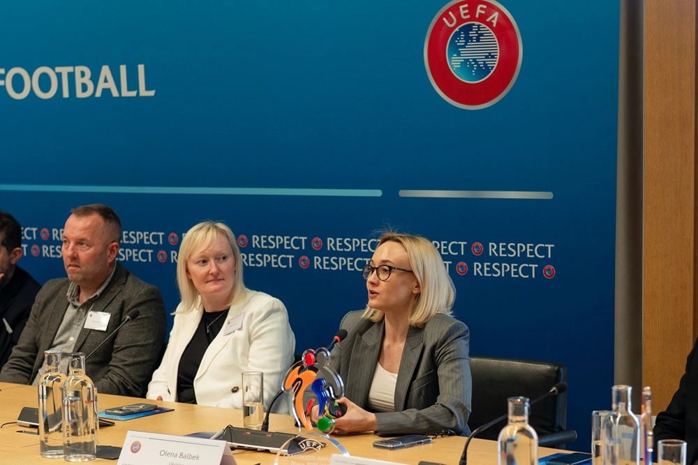 Олена Балбек отримує золоту нагороду UEFA Grassroots Awards 2025/26 за проєкт «Ліга Дужих