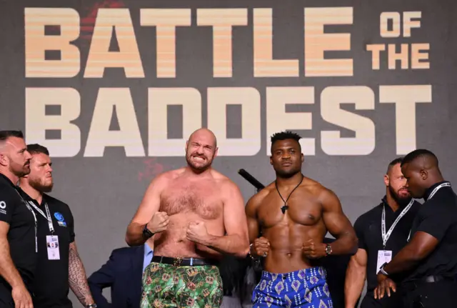 Тайсон Ф'юрі та Френсіс Нганну на зважуванні перед боєм "Battle of the Baddest" у 2023 році