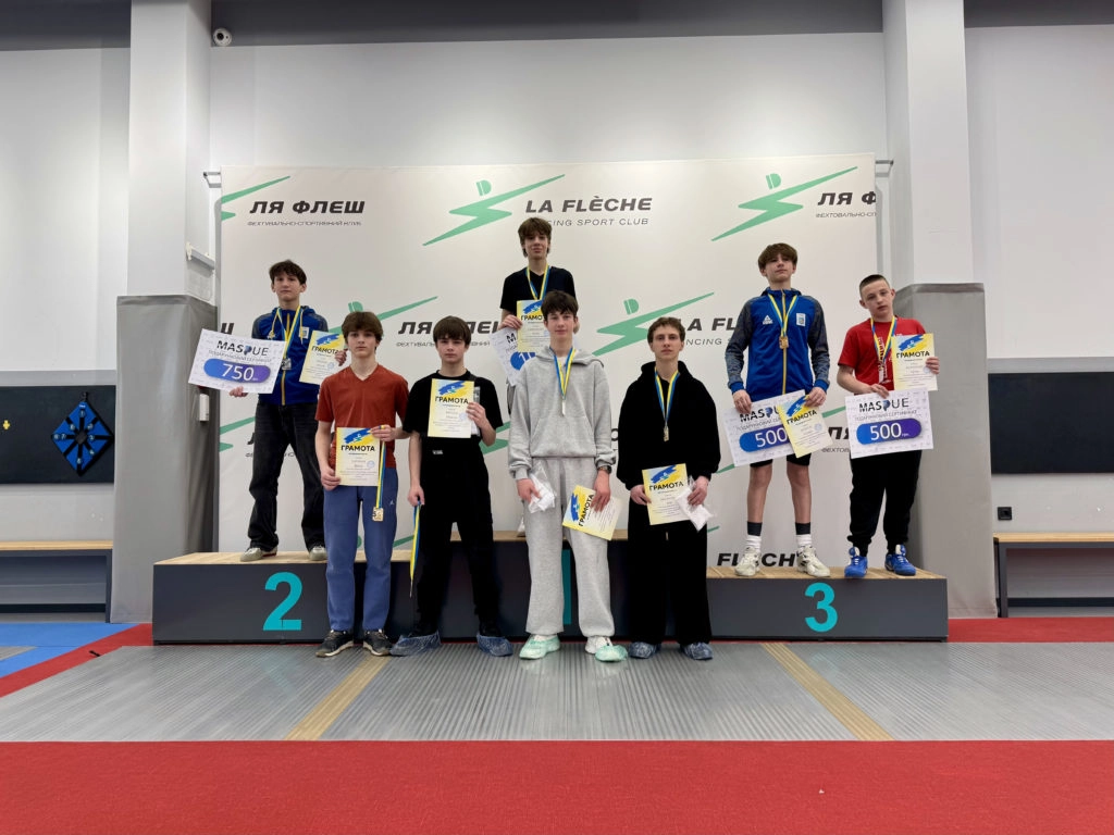 Переможці «Ля Флєш Cup» з фехтування на шаблях у Києві, юнаки з медалями та грамотами