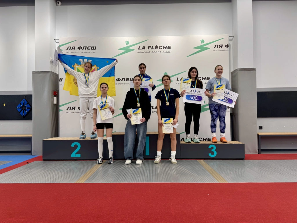 Переможці «Ля Флєш Cup» з фехтування на шаблях у Києві на п'єдесталі з медалями та грамотами