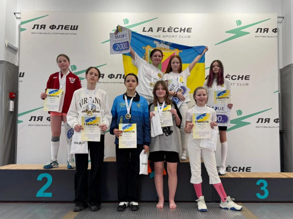 Переможці фехтувального турніру в клубі "Ля Флеш" з українським прапором та нагородами