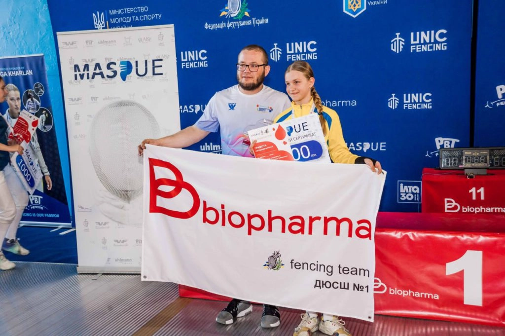 Шпажистка Влада Харькова з тренером після перемоги на чемпіонаті світу з фехтування в Тбілісі 2025