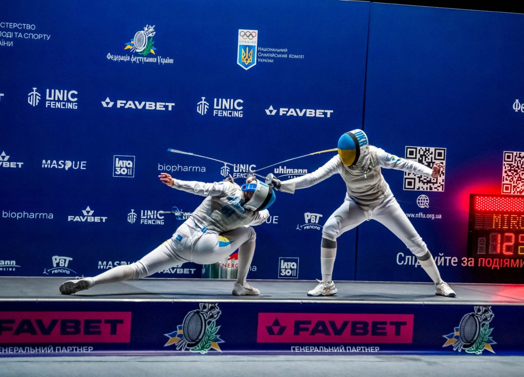 Українські шпажисти на чемпіонаті світу 2025 у Тбілісі під час напруженого поєдинку