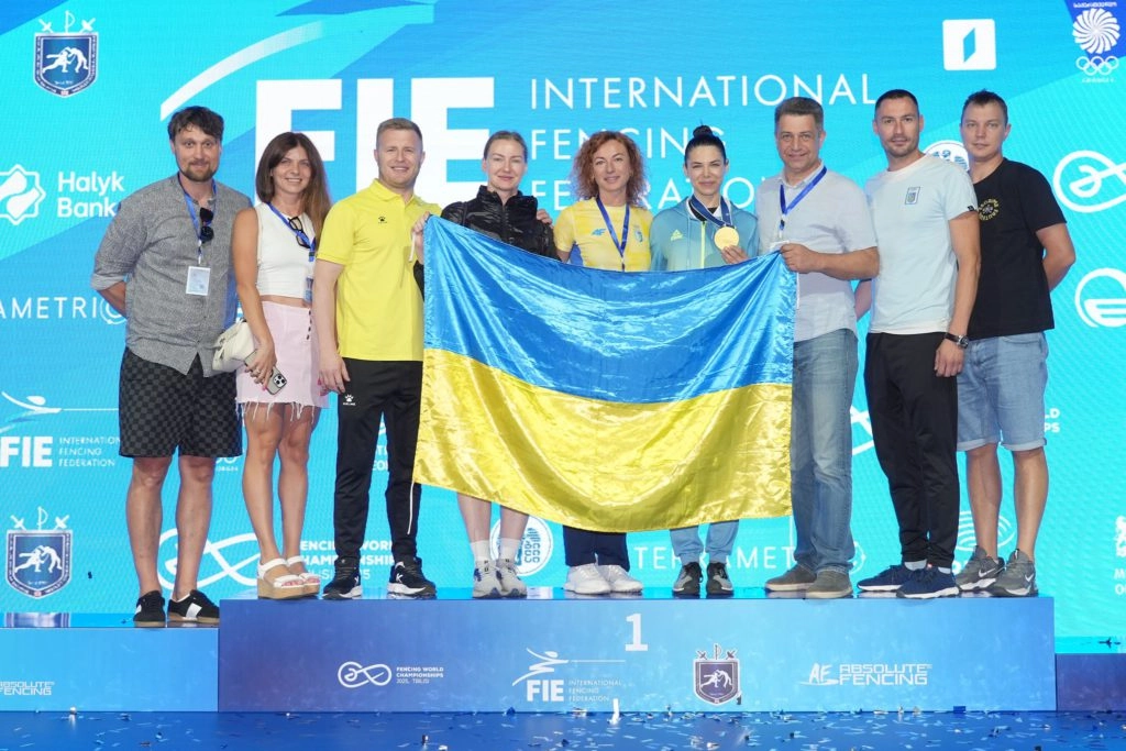 Українська збірна з фехтування святкує успіх на чемпіонаті світу в Тбілісі 2025 з національним прапором