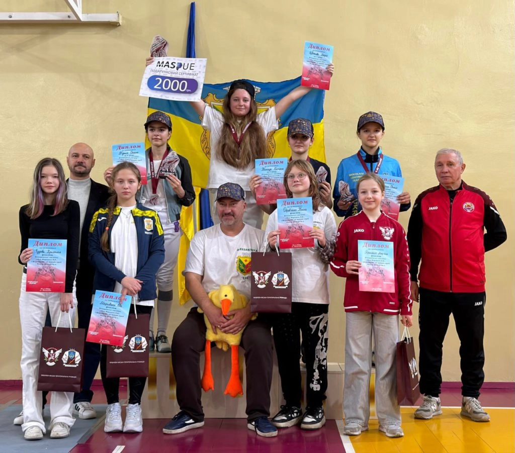 Українські фехтувальники святкують перемогу на чемпіонаті світу в Тбілісі-2025 з медалями та дипломами